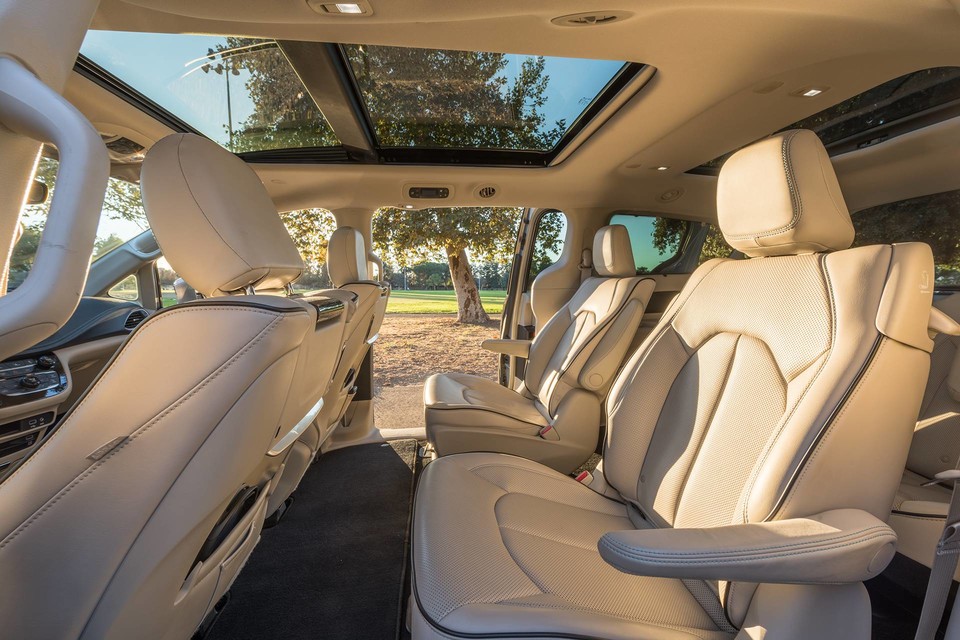 2019 Chrysler Pacifica Hybrid Interior Seating Picture